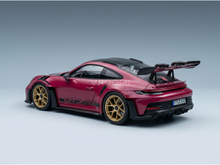 Rood Porsche GT3 RS-schaalmodel met gouden velgen, gepresenteerd door Vroomi voor verzamelaars.
