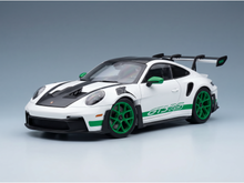 Maqueta de un Porsche GT3 RS blanco con detalles en verde, disponible en Vroomi para coleccionistas.