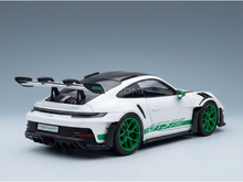 Maqueta de un Porsche GT3 RS blanco con detalles en verde, disponible en Vroomi