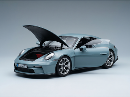 modellino in scala di una Porsche 911 azzurra modellino cofano e portiera aperti, motore dettagliato, Vroomi