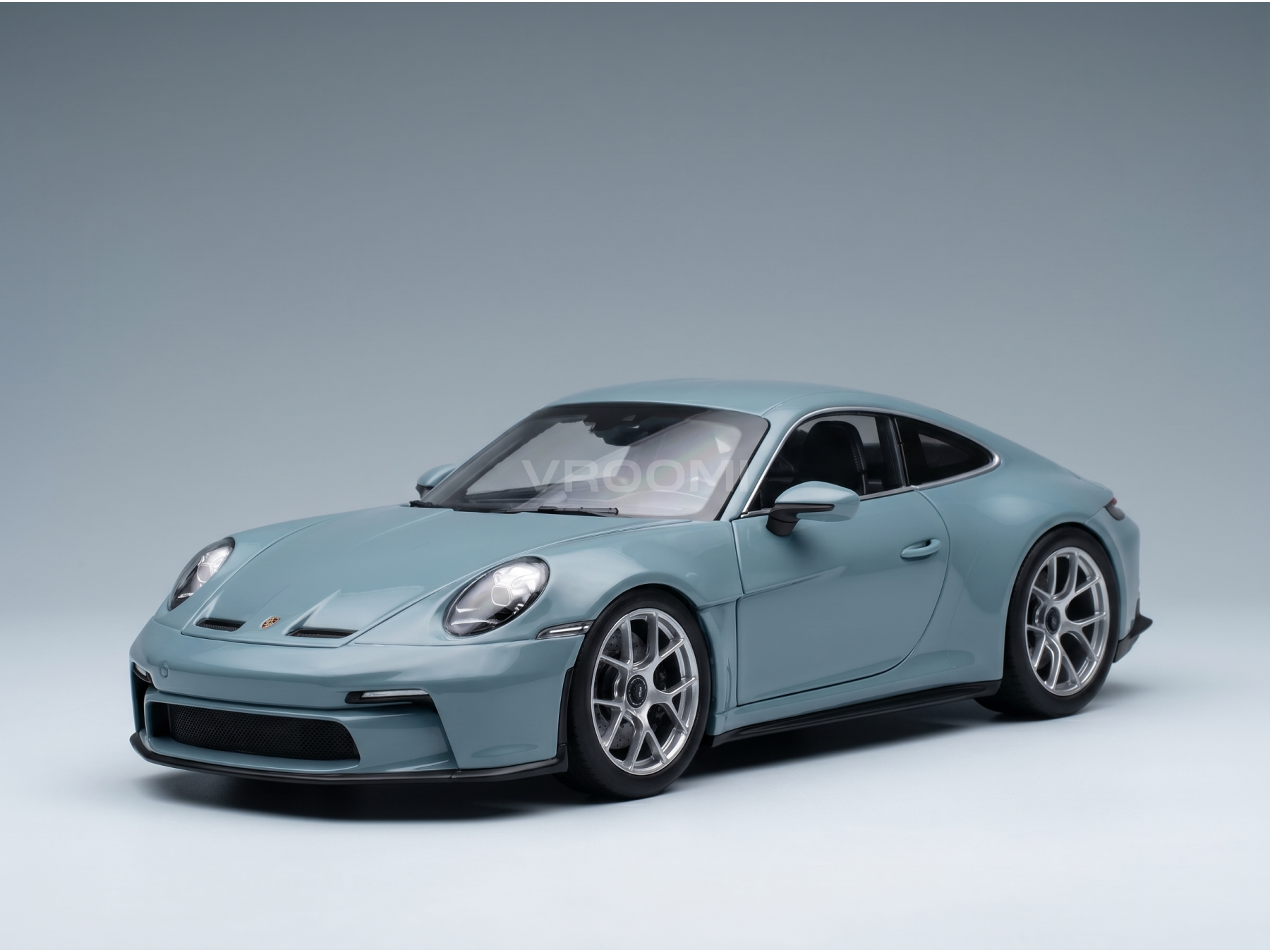 modellino in scala di una Porsche 911 azzurro chiaro modellino cerchi argentati, presentato da Vroomi per i collezionisti.