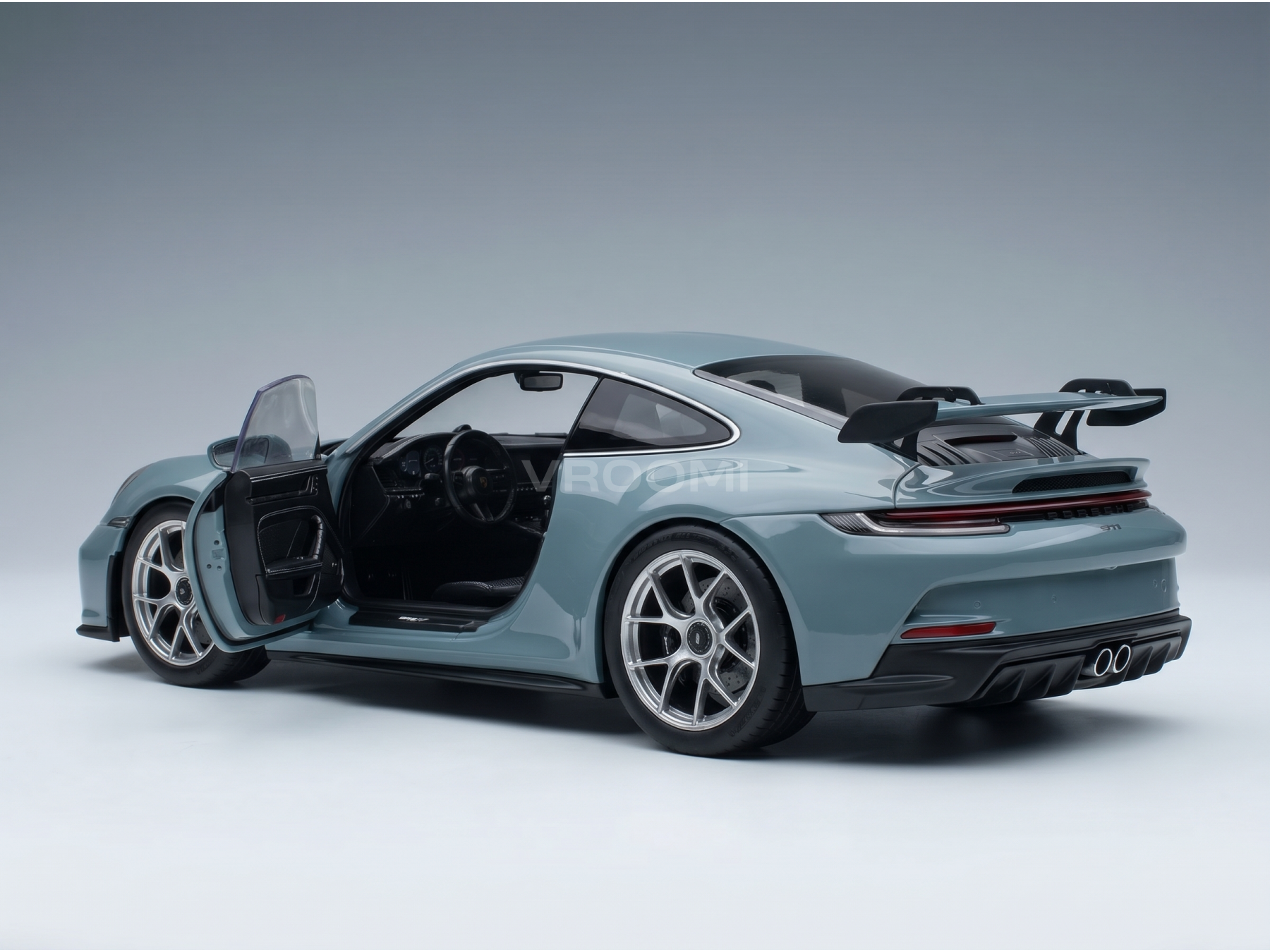 modellino in scala della Porsche 911 GT3 RS azzurra modellino portiera aperta e interni curati nei minimi dettagli, su Vroomi