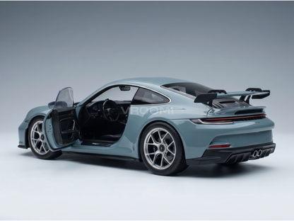 modellino in scala della Porsche 911 GT3 RS azzurra modellino portiera aperta e interni curati nei minimi dettagli, su Vroomi