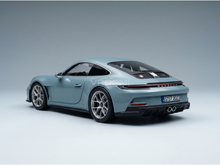 Hellblaues Porsche 911-Modellauto mit detailgetreuem Heck, silbernen Felgen und dem Kennzeichen „S ST 2023“ — Vroomi