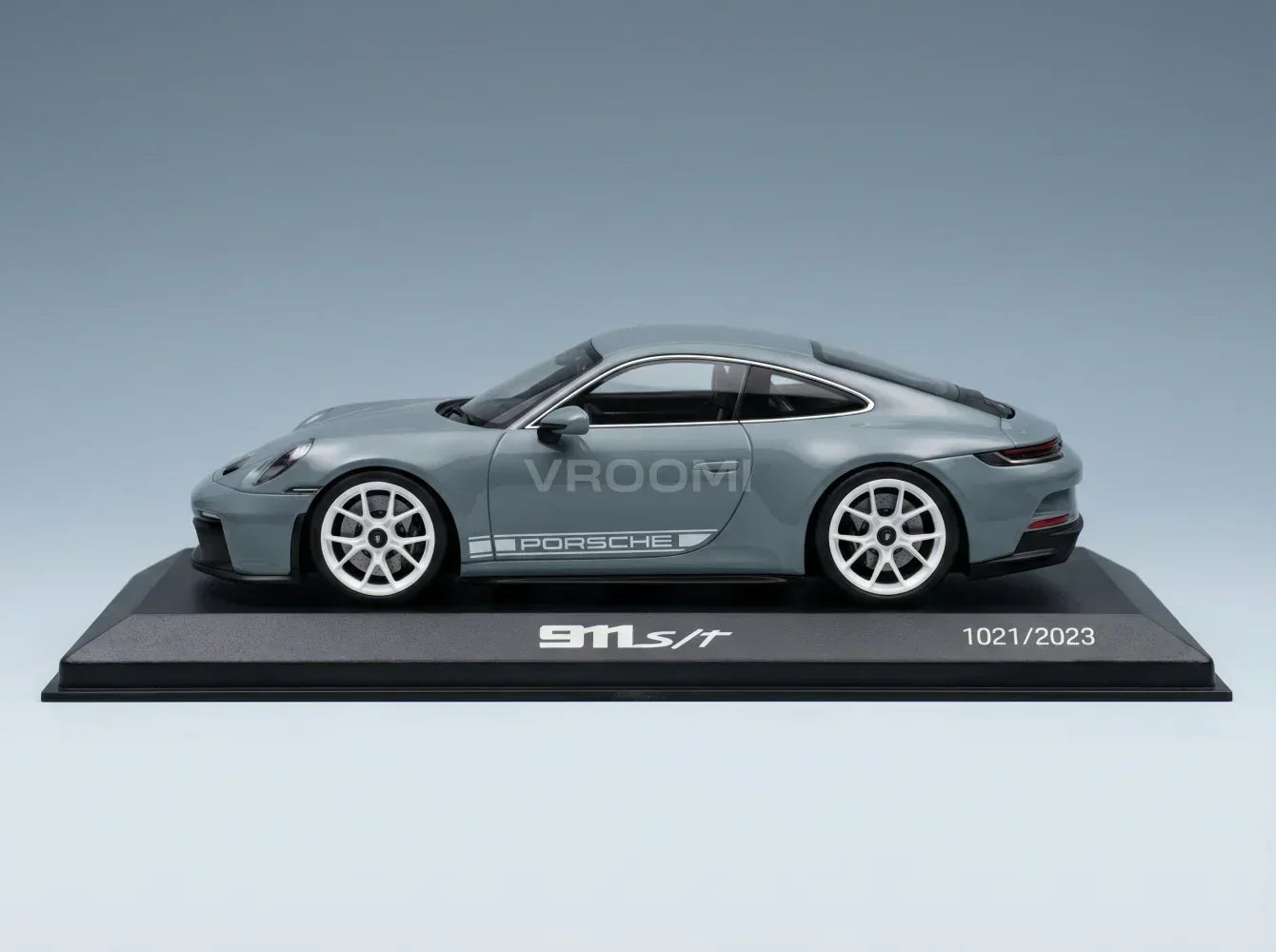 PORSCHE - 911 992 S/T COUPÉ 2024 - VERT CLAIR MÉTALLISÉ Vroomi - Boutique de modèles réduits de voitures