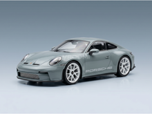 Graues Porsche 911-Modellauto mit weißen Rädern, präsentiert von Vroomi für Sammler
