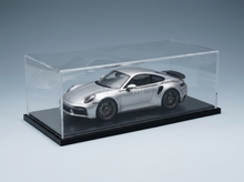 PORSCHE - 911 992 TURBO COUPÉ 2024 - 50e ANNIVERSAIRE DE LA 911 TURBO - AVEC VITRINE - Modèle réduit argenté sur Vroomi