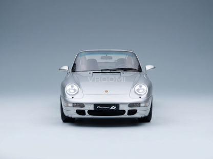 Porsche 911 993 Carrera 4S Coupé 1995 mit Vitrine – silber – Road Cars 100 – Vroomi