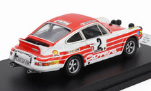 PORSCHE - 911 CARRERA RS COUPÉ (versão noturna) N.º 2 RALLY TOUR DE CORSE 1972 GERARD LARROUSSE - CHRISTIAN DELFERIER - BRANCO E VERMELHO Modelo em escala no Vroomi
