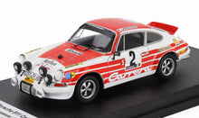 PORSCHE - 911 CARRERA RS COUPÉ (versão noturna) N.º 2 RALLY TOUR DE CORSE 1972 GERARD LARROUSSE - CHRISTIAN DELFERIER - BRANCO E VERMELHO Modelo em escala no Vroomi