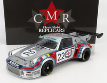 PORSCHE – 911 CARRERA RSR 2,1 l TURBO TEAM MARTINI RACING Nr. 22, 2. Platz beim 24-Stunden-Rennen von Le Mans 1974, G. VAN LENNEP – H. MÜLLER – SILBER-ROT-BLAU, Modellauto bei Vroomi