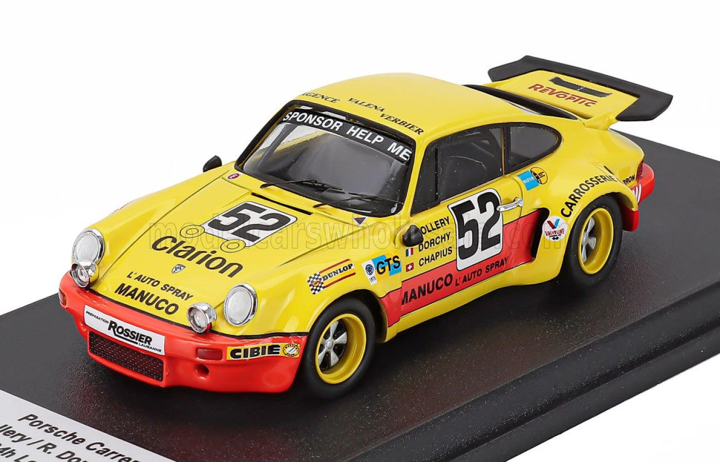 Gelbes Porsche 911-Rennwagen-Modellauto mit der Startnummer 52, präsentiert auf einem schwarzen Sockel bei Vroomi