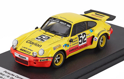 Gelbes Porsche 911-Rennwagen-Modellauto mit der Startnummer 52, präsentiert auf einem schwarzen Sockel bei Vroomi