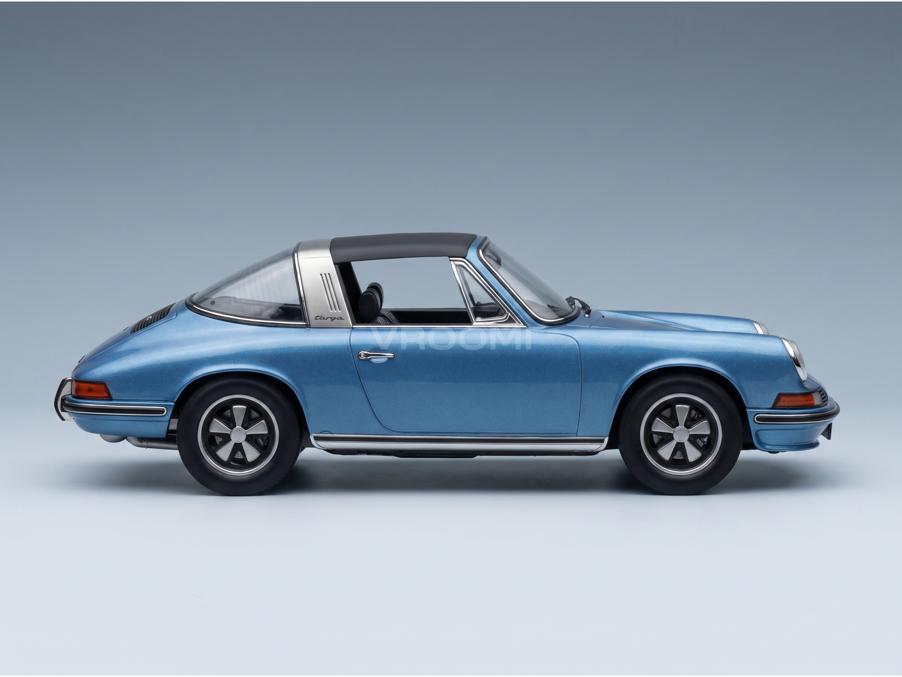Blauw schaalmodel van een Porsche 911 Targa van Vroomi, met een klassiek ontwerp en een gedetailleerde afwerking.