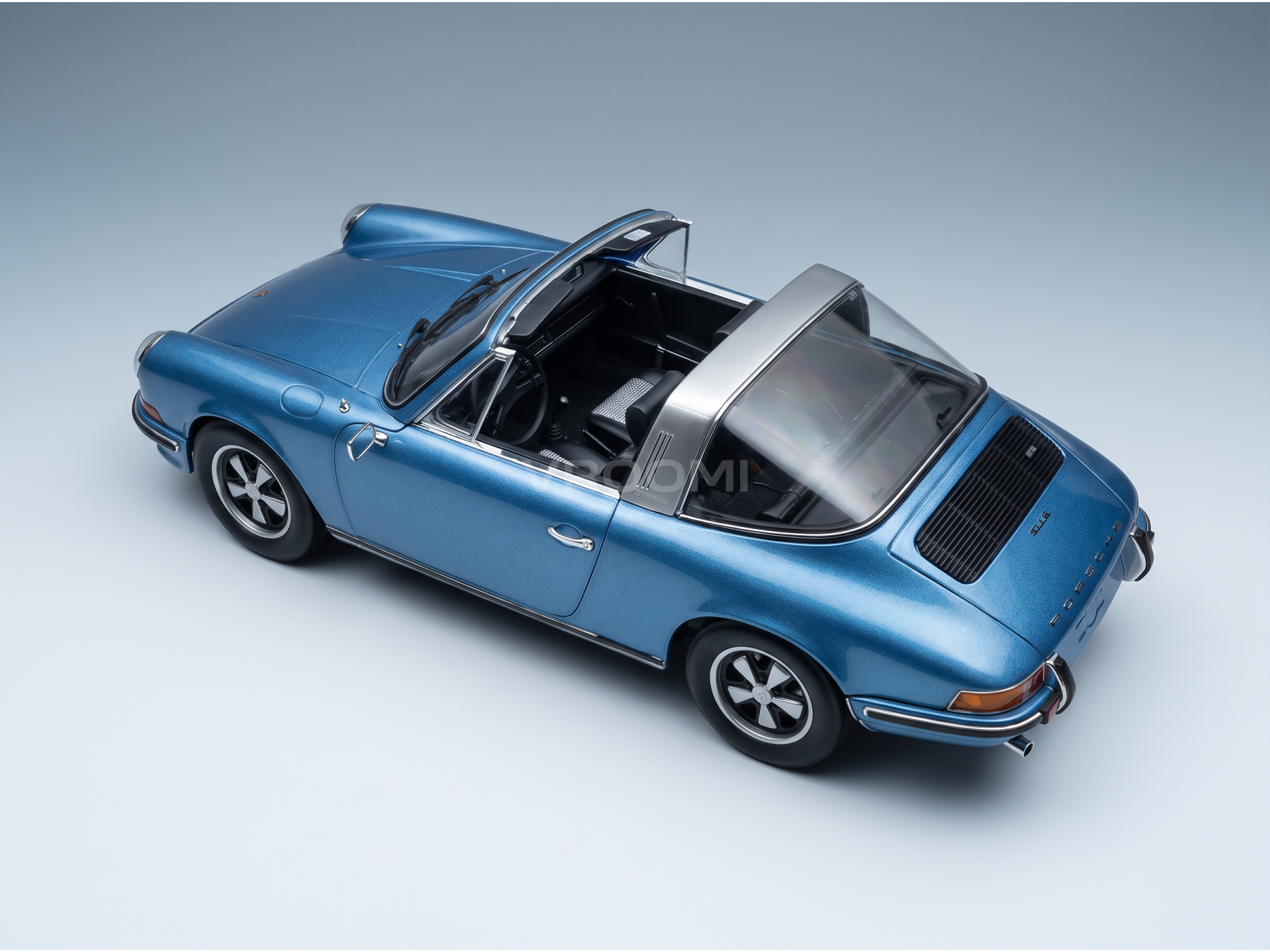 Blauw Porsche 911 Targa-schaalmodel met open dak en gedetailleerd interieur, bij Vroomi