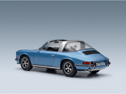 Blauw schaalmodel van een Porsche 911 Targa van Vroomi, met een klassiek ontwerp en een gedetailleerde afwerking.