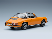 Maqueta a escala de un Porsche 911 Targa de color naranja de la marca Vroomi, que destaca por su diseño clásico y su minuciosa elaboración.