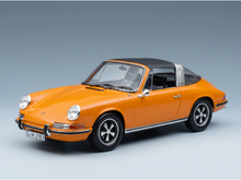 Maqueta de coche Porsche 911 Targa de Vroomi, de color naranja, con techo negro y llantas clásicas