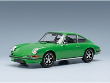 Grünes Porsche 911-Modellauto von Vroomi im klassischen Design mit Chromdetails