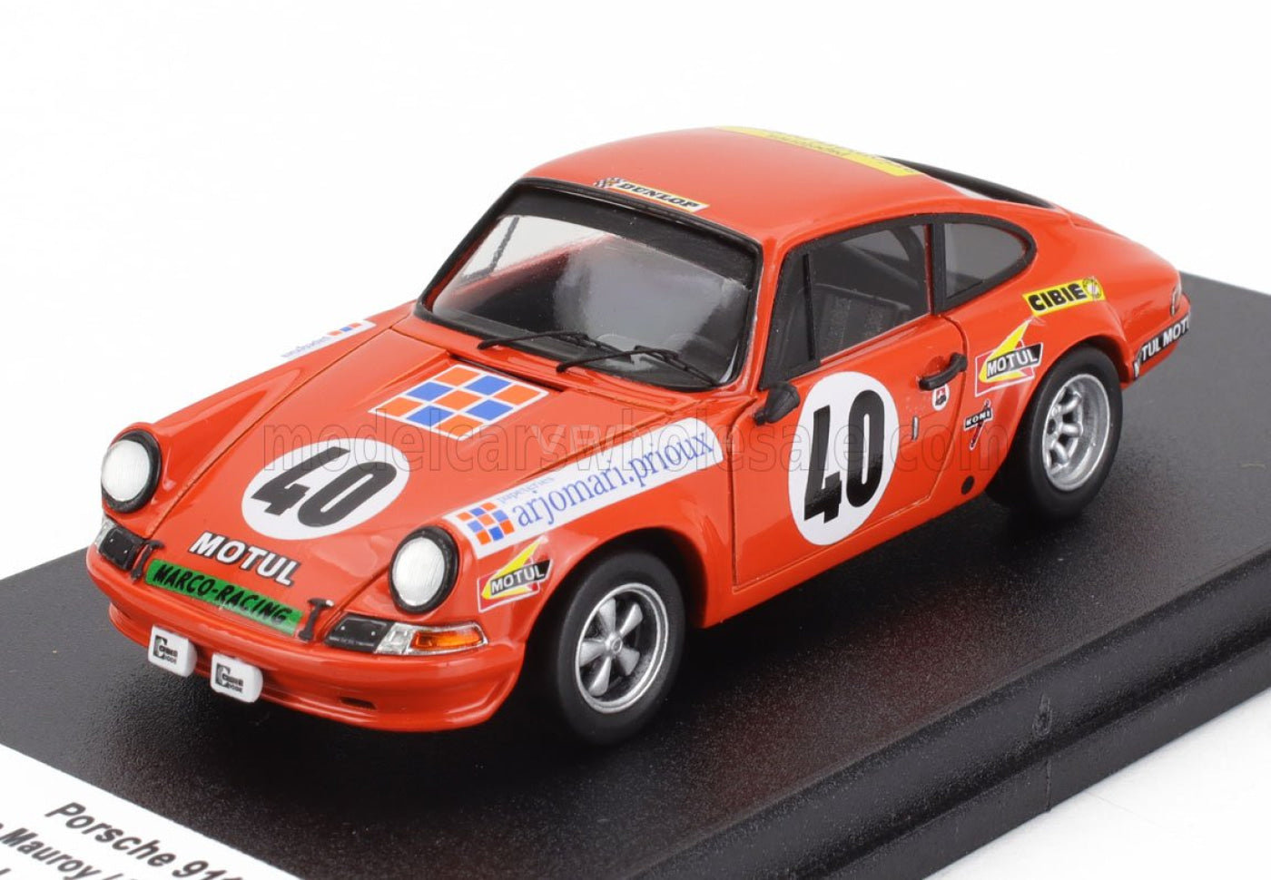 modellino in scala di una Porsche 911 arancione modellino decalcomanie da gara, numero 40, esposto su una base nera da Vroomi