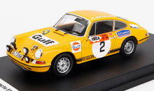 PORSCHE - 911S COUPÉ (versão noturna) N.º 2, VENCEDOR DO RALLY DA SUÉCIA DE 1970, BJORN WALDEGAARD - LARS HELMER - AMARELO. Modelo em escala no Vroomi