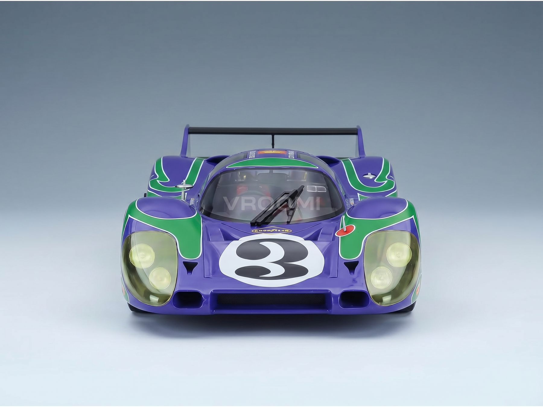 Maquette de voiture violette et verte portant le numéro 3, présentée par Vroomi à l'intention des collectionneurs.