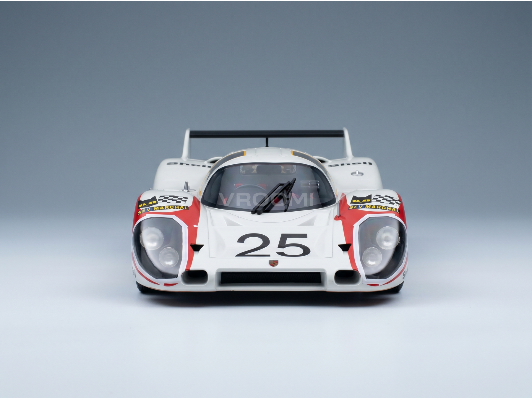 Maqueta de coche Porsche a escala 1:25, en blanco y rojo, con calcomanías de Shell y Sev Marchal, presentada por Vroomi