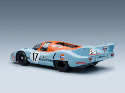 Maqueta a escala del Porsche 917 de Gulf, con su emblemática combinación de colores azul y naranja, presentada en Vroomi