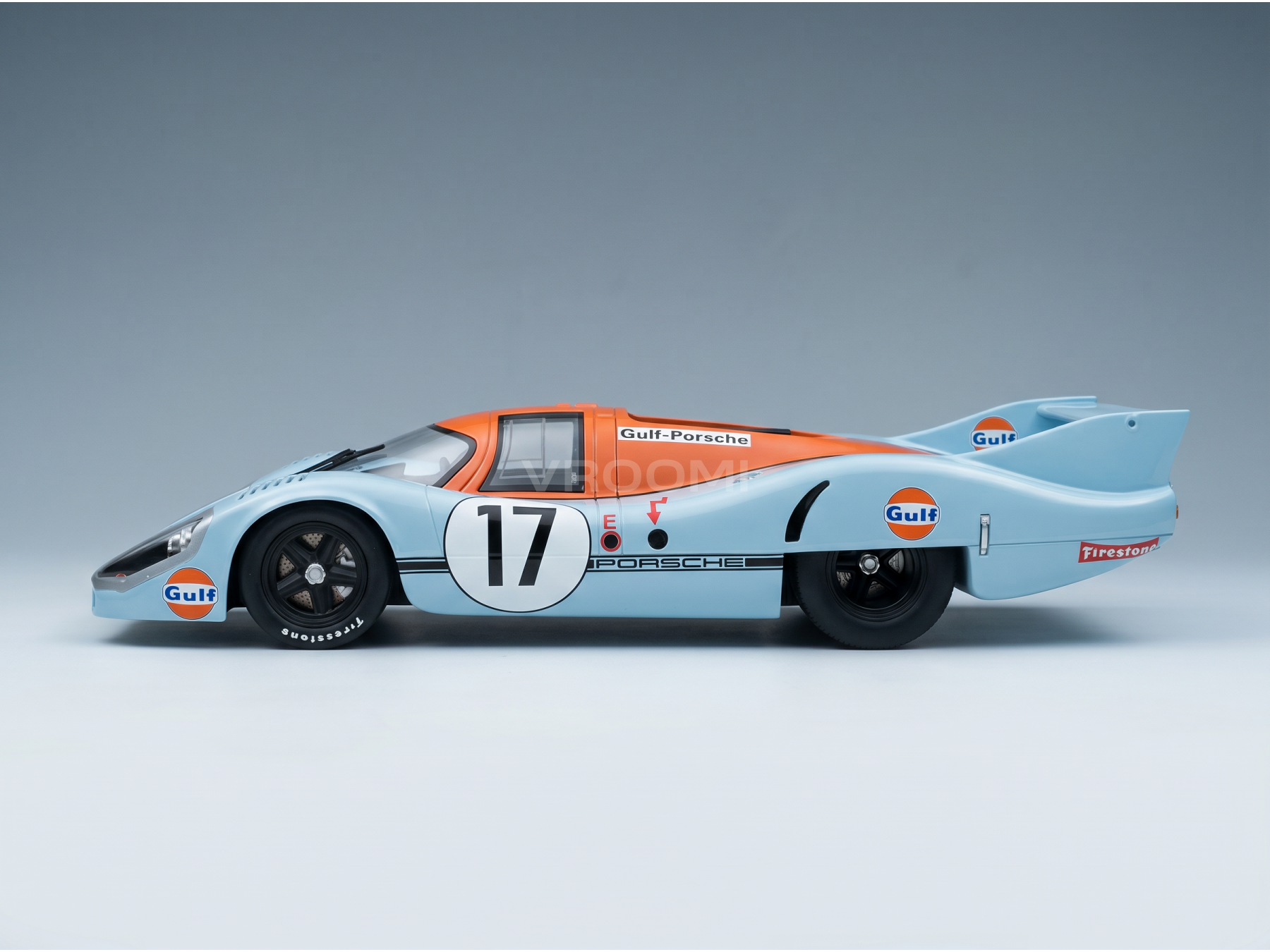 Maqueta de coche Porsche Gulf a escala 1:17 con su emblemática decoración, presentada por Vroomi para coleccionistas