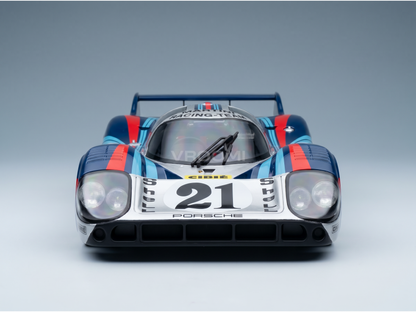 Maquette de la Porsche 956 aux couleurs de Martini Racing, proposée par Vroomi pour les collectionneurs