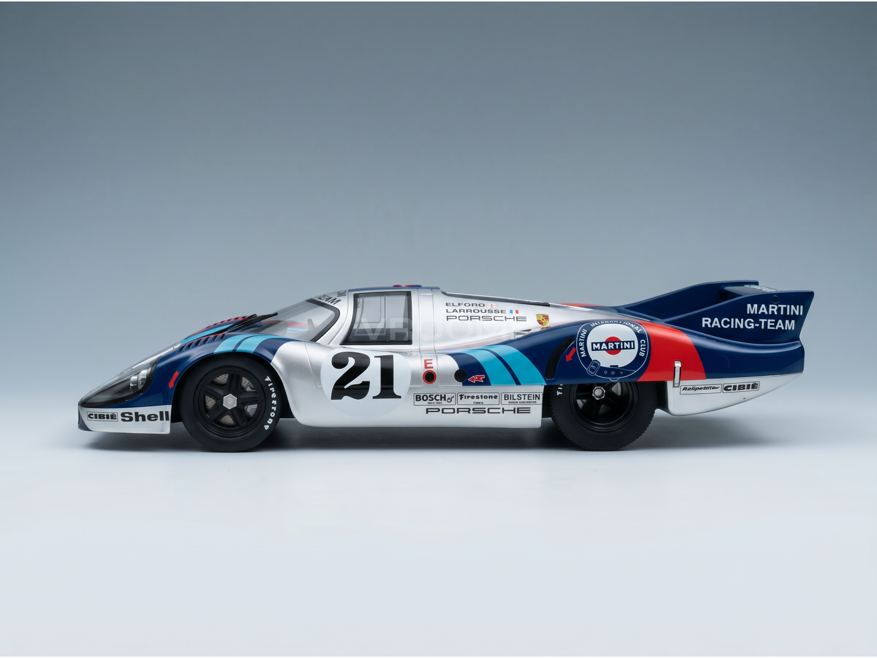 Modèle réduit de la Porsche 917K de Martini Racing, réplique détaillée à l'échelle 1/18 avec sa livrée emblématique, disponible chez Vroomi