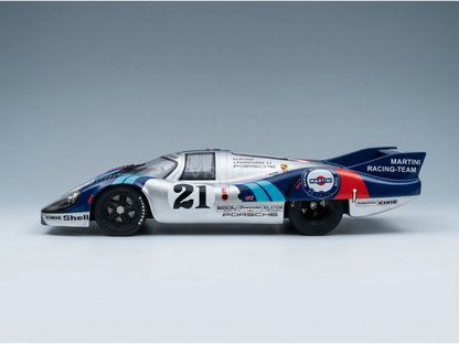 Modèle réduit de la Porsche 917K de Martini Racing, réplique détaillée à l'échelle 1/18 avec sa livrée emblématique, disponible chez Vroomi