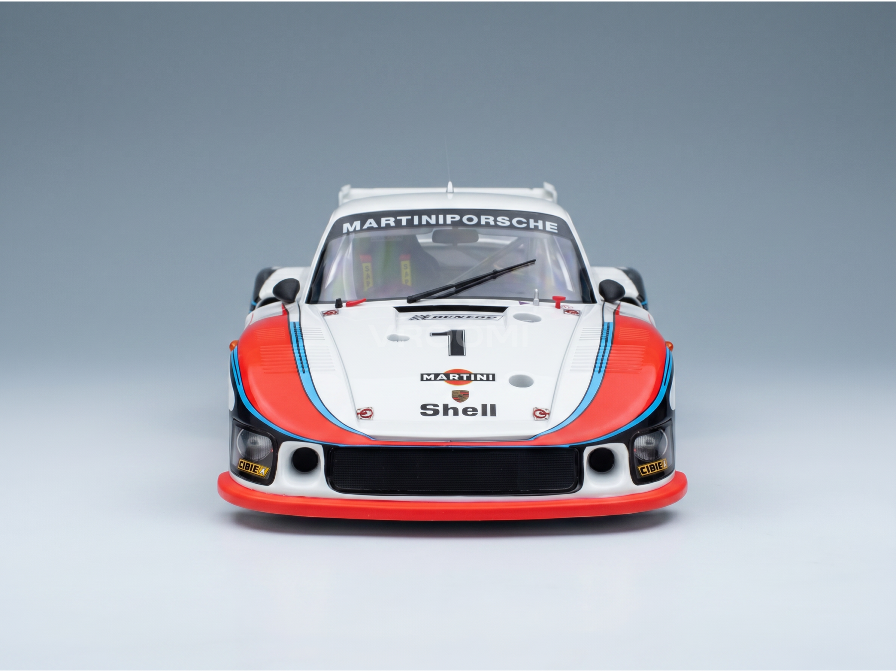 Maqueta a escala del Martini Porsche 935 con calcomanías de Shell y Cibie, presentada por Vroomi para coleccionistas.