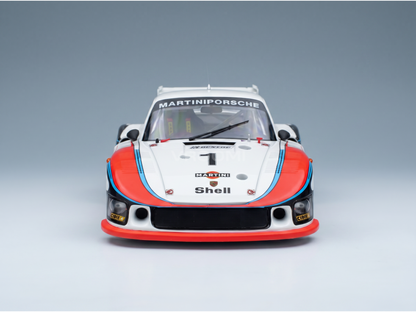 Maqueta a escala del Martini Porsche 935 con calcomanías de Shell y Cibie, presentada por Vroomi para coleccionistas.