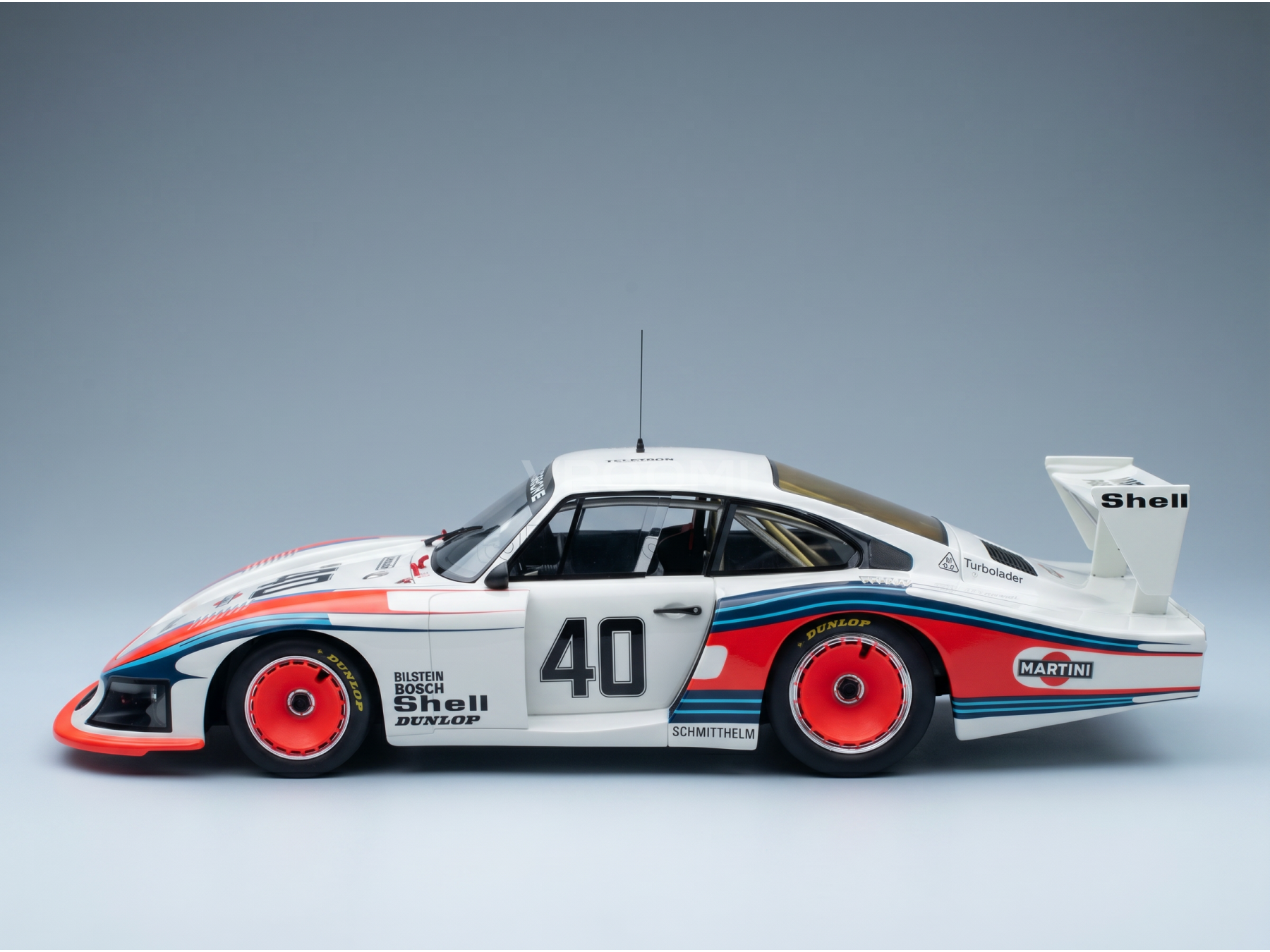 Maqueta a escala del Porsche 935 Martini Racing con los colores de Shell, llantas rojas y el número 40 — Vroomi