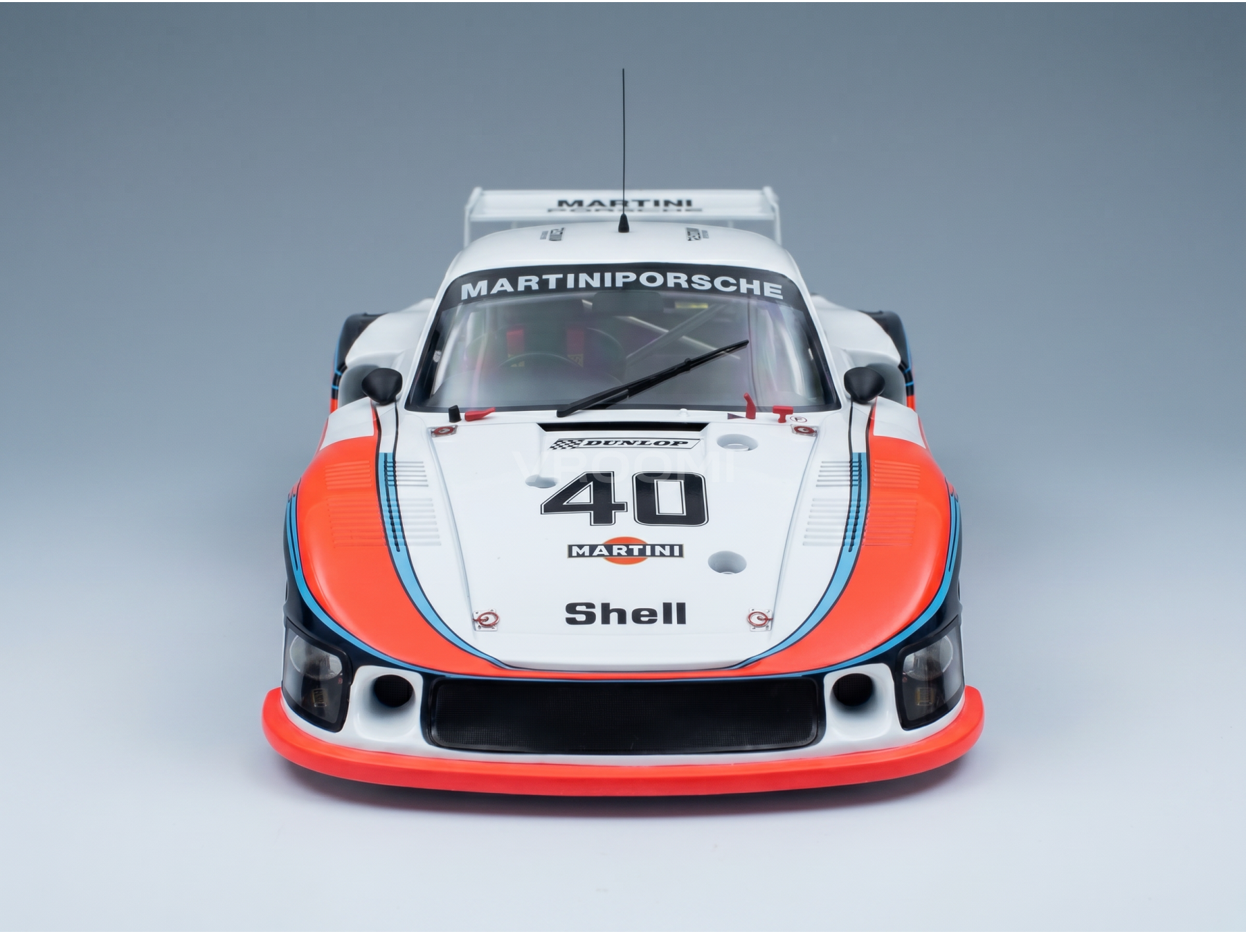 Maqueta a escala del Martini Porsche 935 con la decoración del n.º 40, que incluye los logotipos de Shell y Dunlop, perfecta para los coleccionistas de Vroomi.