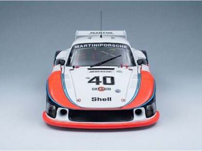 Maqueta a escala del Martini Porsche 935 con la decoración del n.º 40, que incluye los logotipos de Shell y Dunlop, perfecta para los coleccionistas de Vroomi.