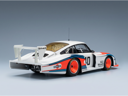 Maqueta a escala de un Porsche 935 Martini Racing blanco con los colores de Shell, presentada en Vroomi