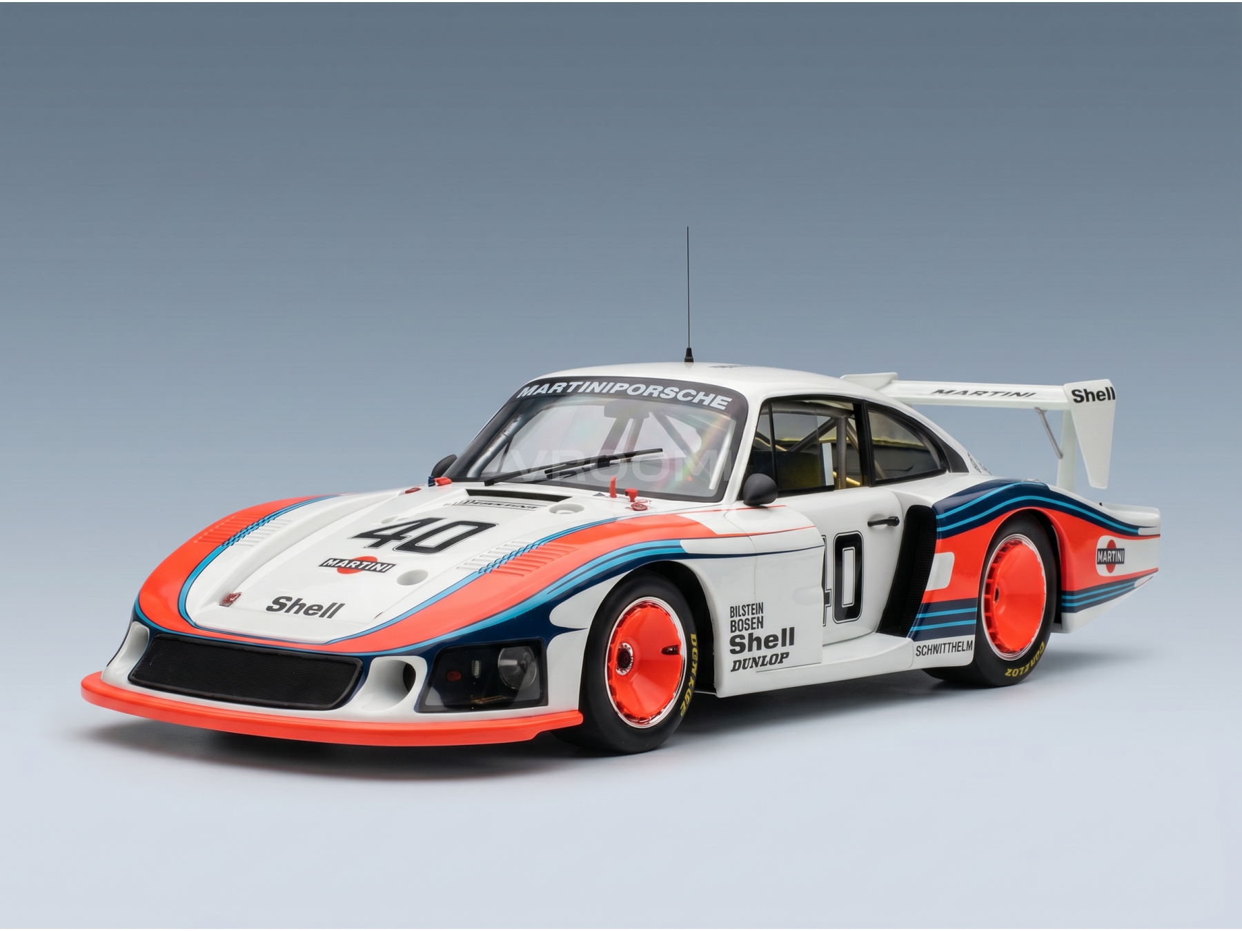 Maqueta a escala del Martini Porsche 935 con los colores de Shell, disponible en Vroomi para coleccionistas