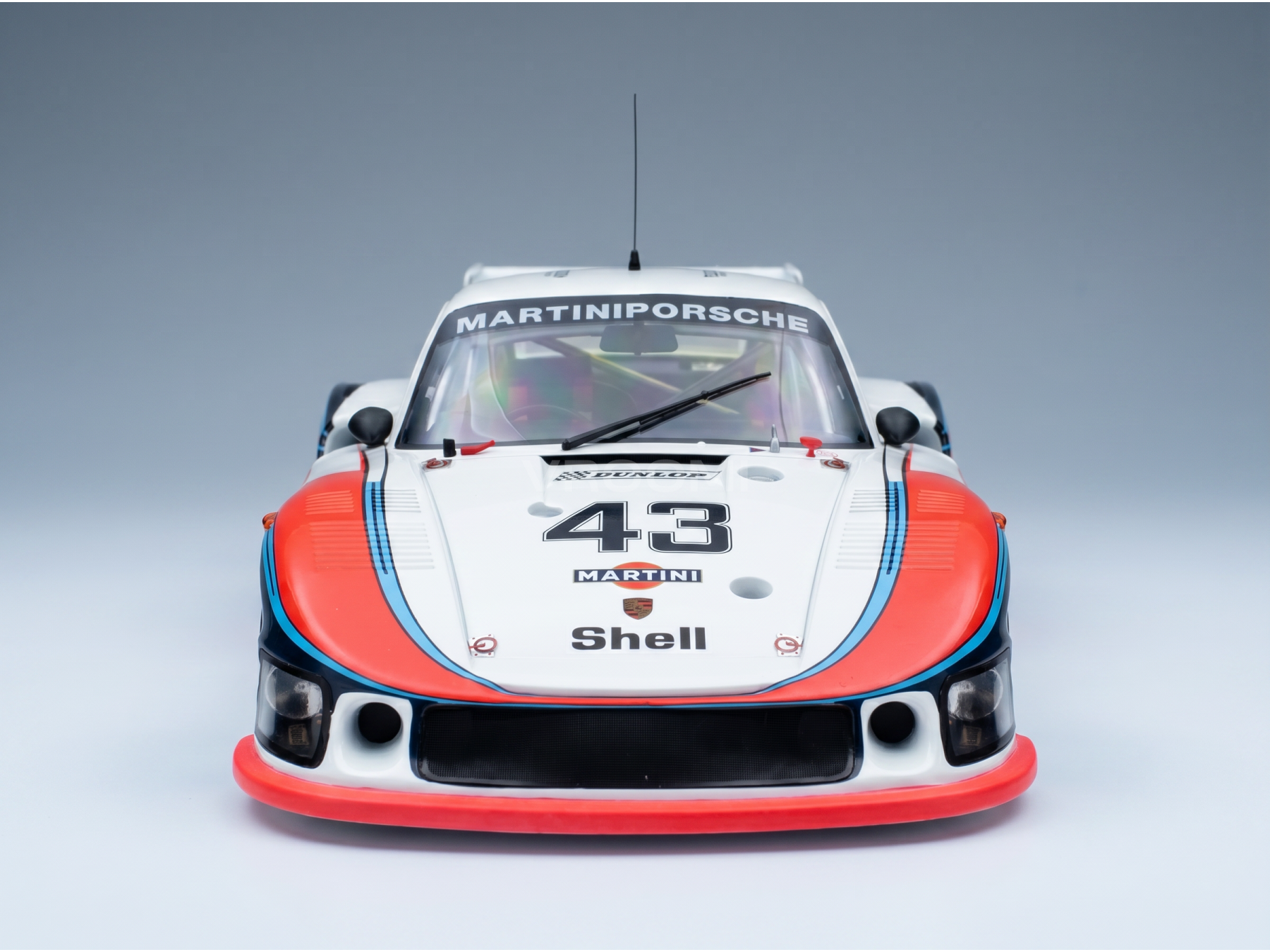 Maqueta de coche a escala 1:43 «Martini Porsche» de Vroomi, con los logotipos de Shell y Dunlop.