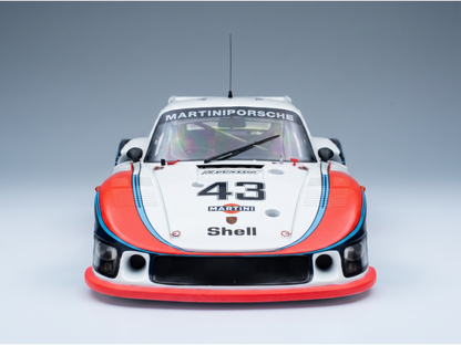 Maqueta de coche a escala 1:43 «Martini Porsche» de Vroomi, con los logotipos de Shell y Dunlop.