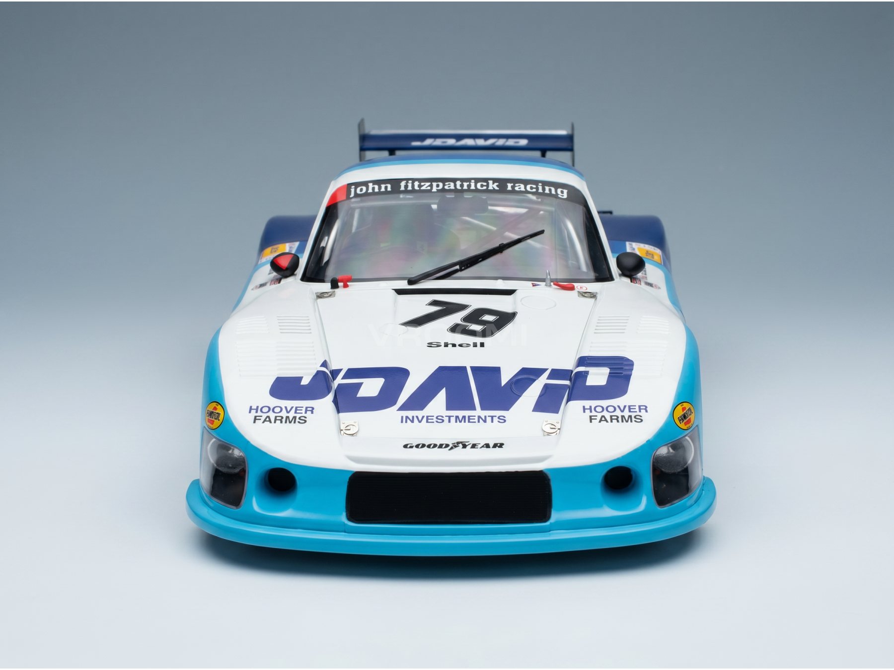 Coche de carreras a escala de JDavio con las marcas Shell y Goodyear, presentado en Vroomi