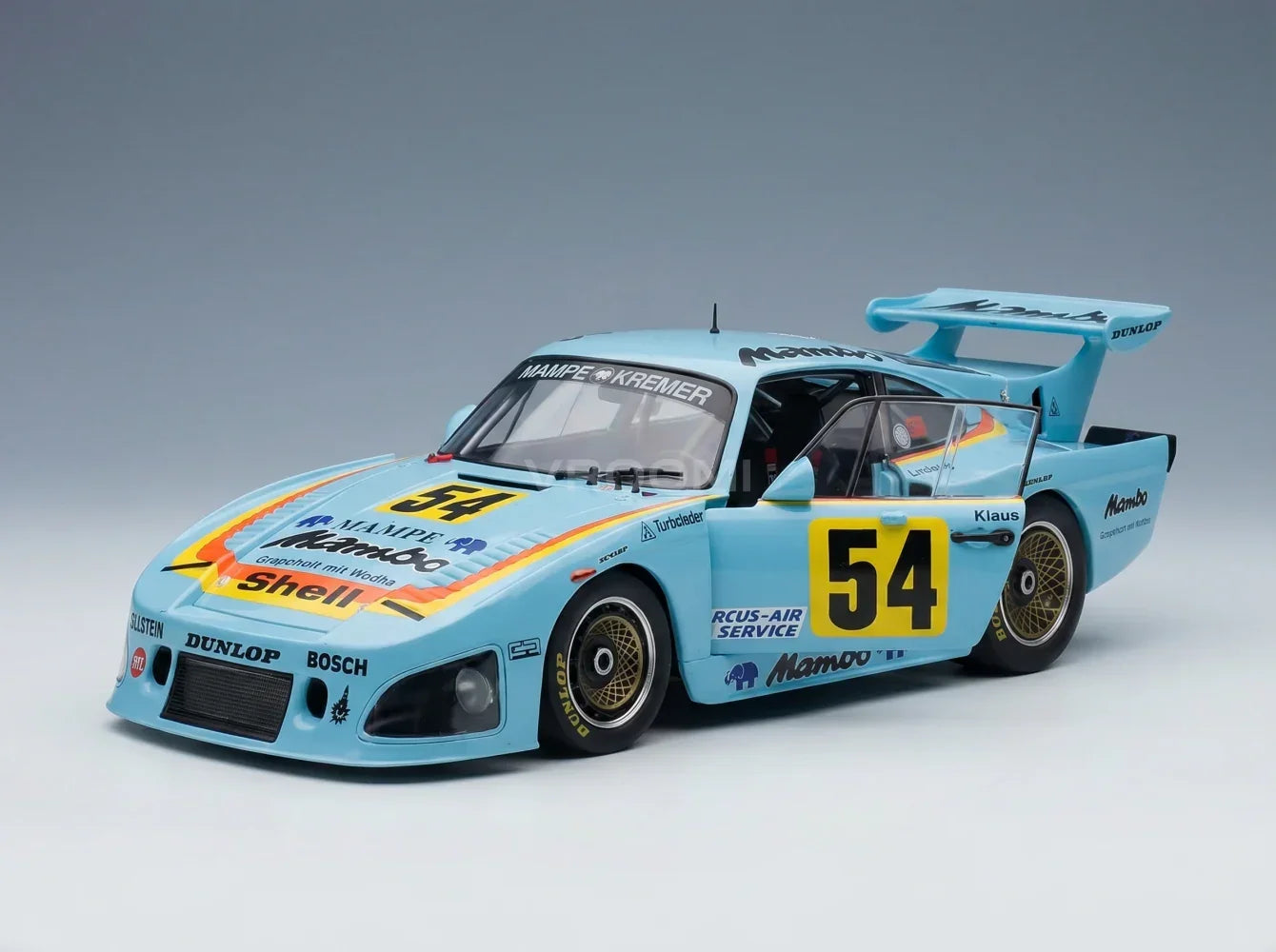 PORSCHE - 935 K3 TEAM MAMBO N.º 24 CAMPEÓN DE LA TEMPORADA 1979 DEL DRM KLAUS LUDWIG - AZUL CLARO Vroomi Tienda de maquetas de coches