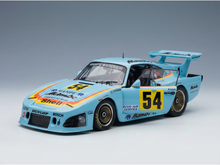 Hellblaues Modellauto mit der Nummer 54, detaillierten Rennaufklebern und Vroomi-Logo.