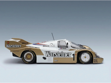 Porsche 956-Modellauto in Warsteiner-Lackierung mit Shell- und Dunlop-Logos, präsentiert für Vroomi-Sammler