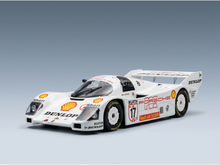 Maqueta a escala de un Porsche 956 blanco con los colores de Shell y Dunlop, n.º 17, de Vroomi