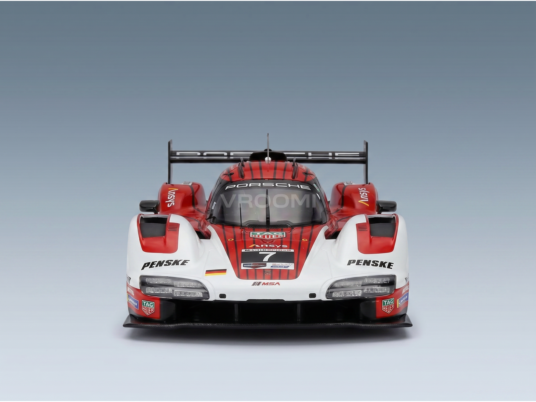 Voiture miniature Porsche 963 de course rouge et blanc avec décalcomanies sponsors détaillées, vainqueur des 24h de Daytona 2025 avec le Team Porsche Penske Motorsport