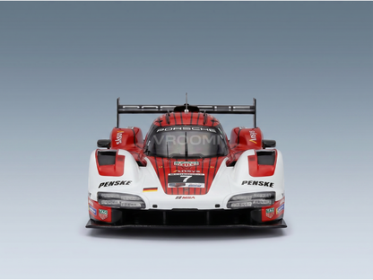 Rood-wit schaalmodel van de Porsche 963 raceauto met gedetailleerde sponsorstickers voor Team Porsche Penske Motorsport, winnaar Daytona 2025