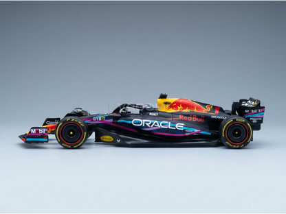 Maquette de voiture Red Bull aux couleurs éclatantes, présentée par Vroomi à l'intention des collectionneurs.