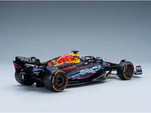 Red Bull -Modellauto von Vroomi mit farbenfrohen Aufklebern und detailgetreuem Design.